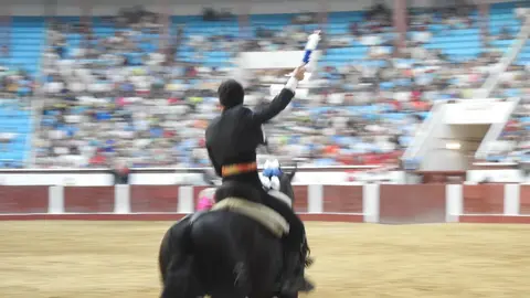 Ventura y Hernández salvan una tarde deslucida en León con una puerta grande compartida. Una mansa corrida de Soto de la Fuente condiciona el festejo, en el que Sergio Galán logra una oreja de mérito tras sufrir una caída sin consecuencias.