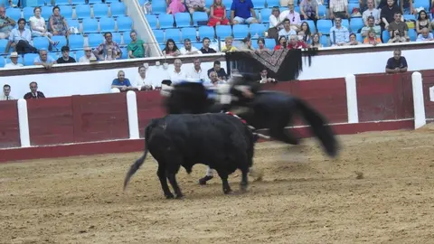 Ventura y Hernández salvan una tarde deslucida en León con una puerta grande compartida. Una mansa corrida de Soto de la Fuente condiciona el festejo, en el que Sergio Galán logra una oreja de mérito tras sufrir una caída sin consecuencias.
