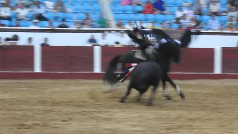 Ventura y Hernández salvan una tarde deslucida en León con una puerta grande compartida. Una mansa corrida de Soto de la Fuente condiciona el festejo, en el que Sergio Galán logra una oreja de mérito tras sufrir una caída sin consecuencias.