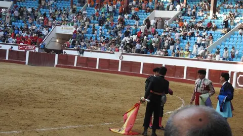 Ventura y Hernández salvan una tarde deslucida en León con una puerta grande compartida. Una mansa corrida de Soto de la Fuente condiciona el festejo, en el que Sergio Galán logra una oreja de mérito tras sufrir una caída sin consecuencias.