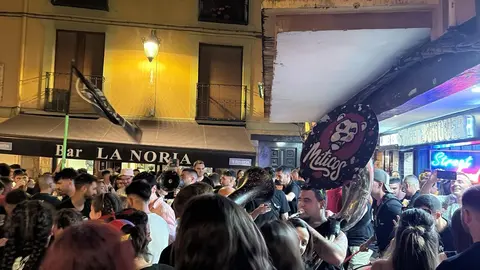 Más de 1.500 personas y una treintena de peñas dan el pistoletazo festivo a San Juan y San Pedro con un desfile vibrante entre banderas, música y emoción compartida.