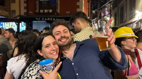Más de 1.500 personas y una treintena de peñas dan el pistoletazo festivo a San Juan y San Pedro con un desfile vibrante entre banderas, música y emoción compartida.