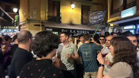Más de 1.500 personas y una treintena de peñas dan el pistoletazo festivo a San Juan y San Pedro con un desfile vibrante entre banderas, música y emoción compartida.