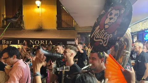Más de 1.500 personas y una treintena de peñas dan el pistoletazo festivo a San Juan y San Pedro con un desfile vibrante entre banderas, música y emoción compartida.