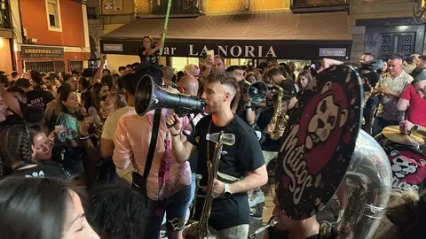 Más de 1.500 personas y una treintena de peñas dan el pistoletazo festivo a San Juan y San Pedro con un desfile vibrante entre banderas, música y emoción compartida.