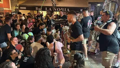 Más de 1.500 personas y una treintena de peñas dan el pistoletazo festivo a San Juan y San Pedro con un desfile vibrante entre banderas, música y emoción compartida.