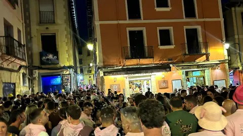 Más de 1.500 personas y una treintena de peñas dan el pistoletazo festivo a San Juan y San Pedro con un desfile vibrante entre banderas, música y emoción compartida.