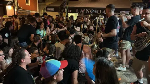 Más de 1.500 personas y una treintena de peñas dan el pistoletazo festivo a San Juan y San Pedro con un desfile vibrante entre banderas, música y emoción compartida.
