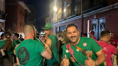 Más de 1.500 personas y una treintena de peñas dan el pistoletazo festivo a San Juan y San Pedro con un desfile vibrante entre banderas, música y emoción compartida.