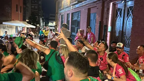 Más de 1.500 personas y una treintena de peñas dan el pistoletazo festivo a San Juan y San Pedro con un desfile vibrante entre banderas, música y emoción compartida.