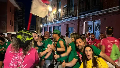 Más de 1.500 personas y una treintena de peñas dan el pistoletazo festivo a San Juan y San Pedro con un desfile vibrante entre banderas, música y emoción compartida.