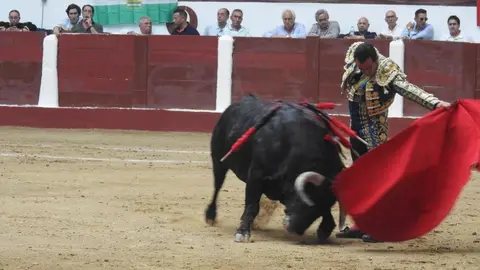 Morante y El Fandi triunfan a lo grande. La afición vibró con detalles de arte y entrega en una tarde calurosa y multitudinaria donde Morante bordó el toreo y El Fandi conquistó al público con poderío y raza. )