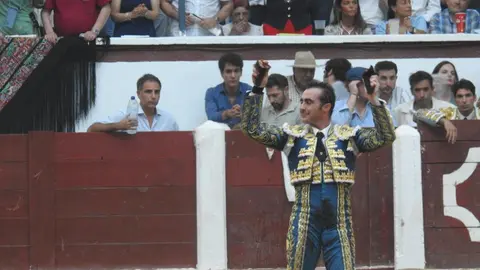 Morante y El Fandi triunfan a lo grande. La afición vibró con detalles de arte y entrega en una tarde calurosa y multitudinaria donde Morante bordó el toreo y El Fandi conquistó al público con poderío y raza.