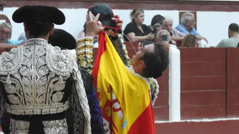 Morante y El Fandi triunfan a lo grande. La afición vibró con detalles de arte y entrega en una tarde calurosa y multitudinaria donde Morante bordó el toreo y El Fandi conquistó al público con poderío y raza.