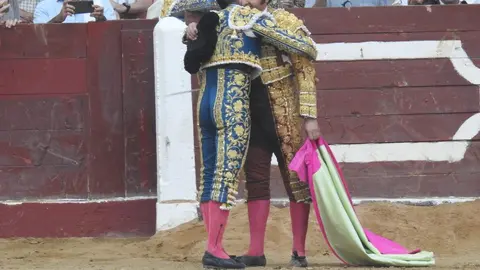 Morante y El Fandi triunfan a lo grande. La afición vibró con detalles de arte y entrega en una tarde calurosa y multitudinaria donde Morante bordó el toreo y El Fandi conquistó al público con poderío y raza.