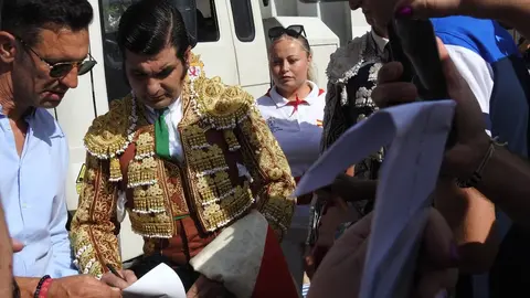 Referentes del mundo empresarial, cultural y político se reúnen en el coso leonés durante la feria de San Juan y San Pedro, con Morante, El Fandi y Cayetano como reclamos de una tarde marcada por el arte y la emoción.