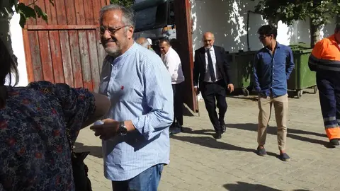 Referentes del mundo empresarial, cultural y político se reúnen en el coso leonés durante la feria de San Juan y San Pedro, con Morante, El Fandi y Cayetano como reclamos de una tarde marcada por el arte y la emoción.