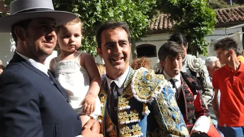 Referentes del mundo empresarial, cultural y político se reúnen en el coso leonés durante la feria de San Juan y San Pedro, con Morante, El Fandi y Cayetano como reclamos de una tarde marcada por el arte y la emoción.