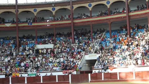 Referentes del mundo empresarial, cultural y político se reúnen en el coso leonés durante la feria de San Juan y San Pedro, con Morante, El Fandi y Cayetano como reclamos de una tarde marcada por el arte y la emoción.