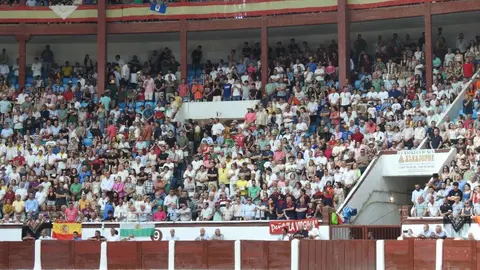 Referentes del mundo empresarial, cultural y político se reúnen en el coso leonés durante la feria de San Juan y San Pedro, con Morante, El Fandi y Cayetano como reclamos de una tarde marcada por el arte y la emoción.