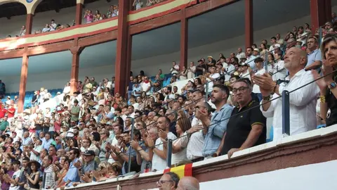 Referentes del mundo empresarial, cultural y político se reúnen en el coso leonés durante la feria de San Juan y San Pedro, con Morante, El Fandi y Cayetano como reclamos de una tarde marcada por el arte y la emoción.