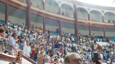 Referentes del mundo empresarial, cultural y político se reúnen en el coso leonés durante la feria de San Juan y San Pedro, con Morante, El Fandi y Cayetano como reclamos de una tarde marcada por el arte y la emoción.