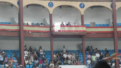 Referentes del mundo empresarial, cultural y político se reúnen en el coso leonés durante la feria de San Juan y San Pedro, con Morante, El Fandi y Cayetano como reclamos de una tarde marcada por el arte y la emoción.