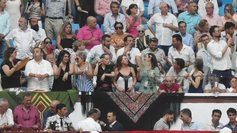 Referentes del mundo empresarial, cultural y político se reúnen en el coso leonés durante la feria de San Juan y San Pedro, con Morante, El Fandi y Cayetano como reclamos de una tarde marcada por el arte y la emoción.