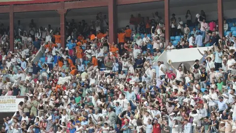 Referentes del mundo empresarial, cultural y político se reúnen en el coso leonés durante la feria de San Juan y San Pedro, con Morante, El Fandi y Cayetano como reclamos de una tarde marcada por el arte y la emoción.