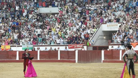 Referentes del mundo empresarial, cultural y político se reúnen en el coso leonés durante la feria de San Juan y San Pedro, con Morante, El Fandi y Cayetano como reclamos de una tarde marcada por el arte y la emoción.