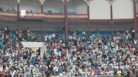 Referentes del mundo empresarial, cultural y político se reúnen en el coso leonés durante la feria de San Juan y San Pedro, con Morante, El Fandi y Cayetano como reclamos de una tarde marcada por el arte y la emoción.