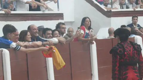 Referentes del mundo empresarial, cultural y político se reúnen en el coso leonés durante la feria de San Juan y San Pedro, con Morante, El Fandi y Cayetano como reclamos de una tarde marcada por el arte y la emoción.