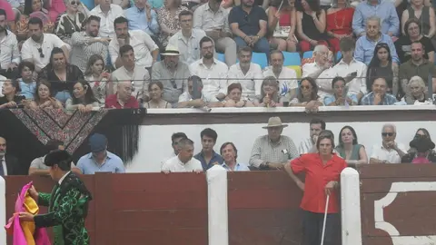 Referentes del mundo empresarial, cultural y político se reúnen en el coso leonés durante la feria de San Juan y San Pedro, con Morante, El Fandi y Cayetano como reclamos de una tarde marcada por el arte y la emoción.