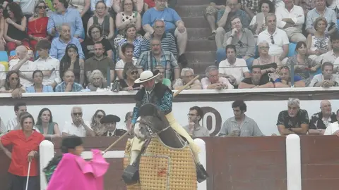 Referentes del mundo empresarial, cultural y político se reúnen en el coso leonés durante la feria de San Juan y San Pedro, con Morante, El Fandi y Cayetano como reclamos de una tarde marcada por el arte y la emoción.
