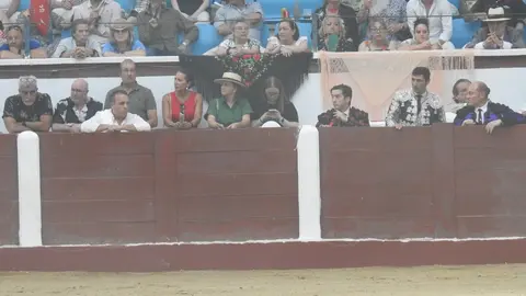 Referentes del mundo empresarial, cultural y político se reúnen en el coso leonés durante la feria de San Juan y San Pedro, con Morante, El Fandi y Cayetano como reclamos de una tarde marcada por el arte y la emoción.