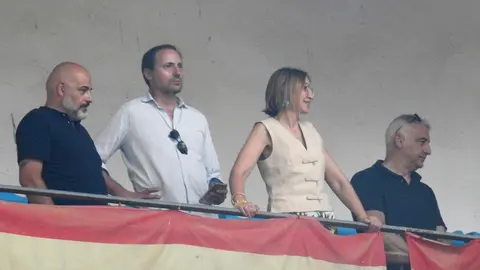 Referentes del mundo empresarial, cultural y político se reúnen en el coso leonés durante la feria de San Juan y San Pedro, con Morante, El Fandi y Cayetano como reclamos de una tarde marcada por el arte y la emoción.