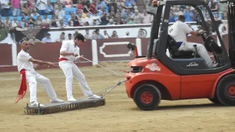 Referentes del mundo empresarial, cultural y político se reúnen en el coso leonés durante la feria de San Juan y San Pedro, con Morante, El Fandi y Cayetano como reclamos de una tarde marcada por el arte y la emoción.