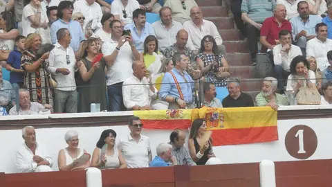 Referentes del mundo empresarial, cultural y político se reúnen en el coso leonés durante la feria de San Juan y San Pedro, con Morante, El Fandi y Cayetano como reclamos de una tarde marcada por el arte y la emoción.