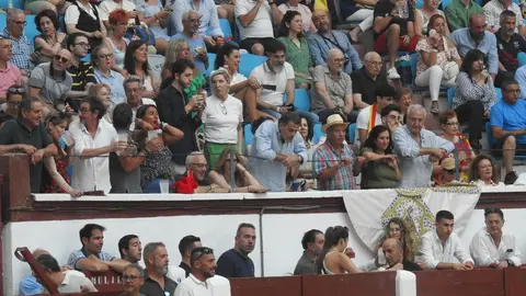 Referentes del mundo empresarial, cultural y político se reúnen en el coso leonés durante la feria de San Juan y San Pedro, con Morante, El Fandi y Cayetano como reclamos de una tarde marcada por el arte y la emoción.