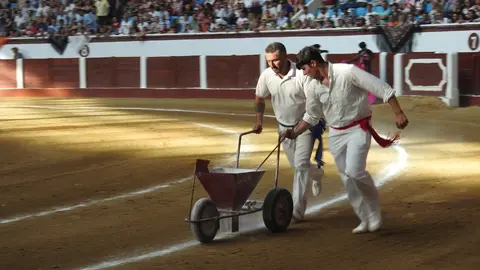 Referentes del mundo empresarial, cultural y político se reúnen en el coso leonés durante la feria de San Juan y San Pedro, con Morante, El Fandi y Cayetano como reclamos de una tarde marcada por el arte y la emoción.