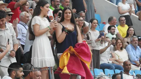 Referentes del mundo empresarial, cultural y político se reúnen en el coso leonés durante la feria de San Juan y San Pedro, con Morante, El Fandi y Cayetano como reclamos de una tarde marcada por el arte y la emoción.