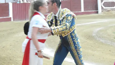 Referentes del mundo empresarial, cultural y político se reúnen en el coso leonés durante la feria de San Juan y San Pedro, con Morante, El Fandi y Cayetano como reclamos de una tarde marcada por el arte y la emoción.