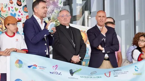 El alcalde de León, José Antonio Diez, asiste a la 4º Marcha Solidaria Pacto Educativo Global. Foto: Campillo.