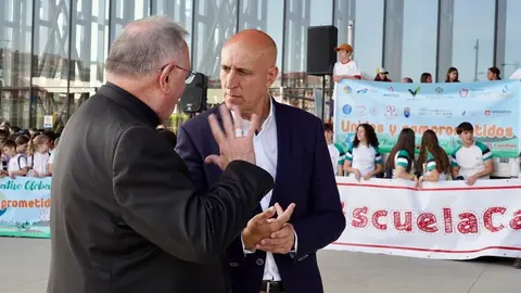 El alcalde de León, José Antonio Diez, asiste a la 4º Marcha Solidaria Pacto Educativo Global. Foto: Campillo.
