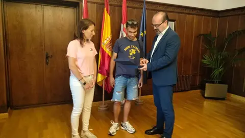 El Ayuntamiento de Ponferrada homenajea al atleta berciano Jaime Romo tras convertirse en campeón de España de Carreras por Montaña. Foto: Ayto. Ponferrada