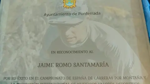 El Ayuntamiento de Ponferrada homenajea al atleta berciano Jaime Romo tras convertirse en campeón de España de Carreras por Montaña. Foto: Ayto. Ponferrada