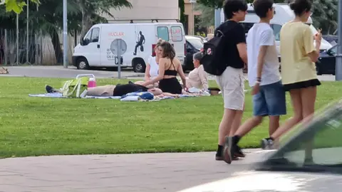 Este lunes por la tarde, decenas de familias leonesas se lanzaron al césped con manteles, tortillas y neveras a cuestas, recuperando una costumbre que parecía olvidada: el picnic urbano.