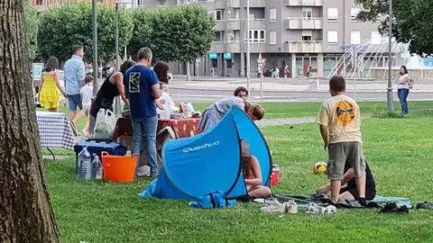 Este lunes por la tarde, decenas de familias leonesas se lanzaron al césped con manteles, tortillas y neveras a cuestas, recuperando una costumbre que parecía olvidada: el picnic urbano.