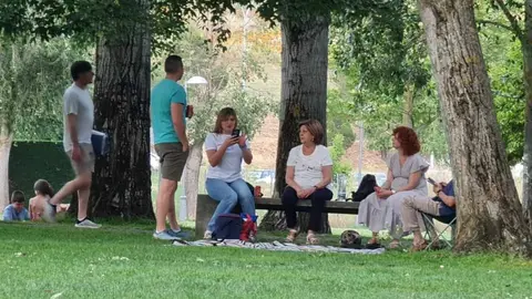 Este lunes por la tarde, decenas de familias leonesas se lanzaron al césped con manteles, tortillas y neveras a cuestas, recuperando una costumbre que parecía olvidada: el picnic urbano.