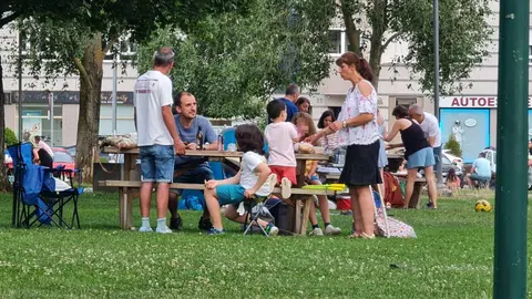 Este lunes por la tarde, decenas de familias leonesas se lanzaron al césped con manteles, tortillas y neveras a cuestas, recuperando una costumbre que parecía olvidada: el picnic urbano.